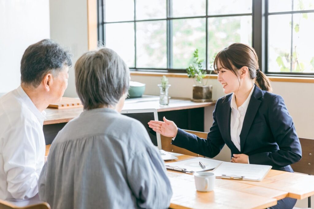 高齢夫婦の相談を受ける女性