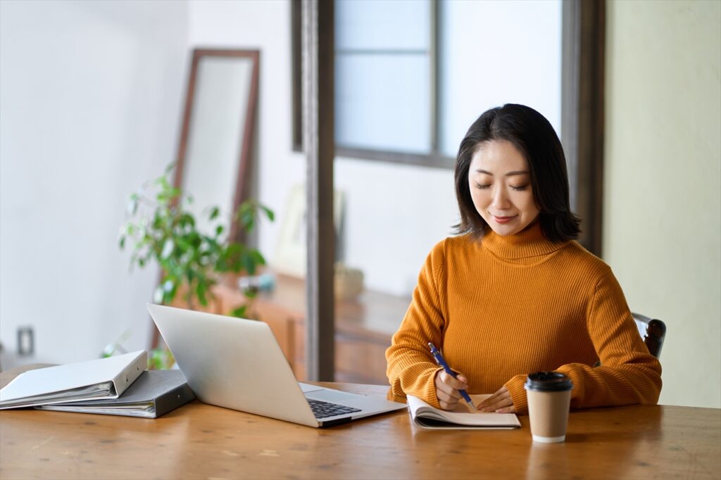 楽しそうに勉強する女性