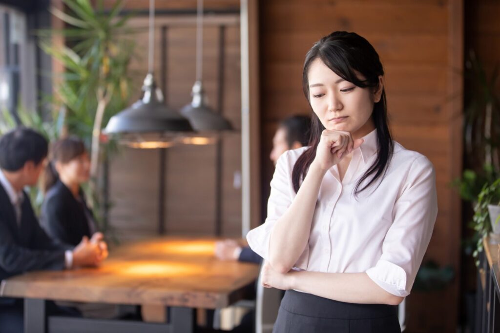 考えるオフィスにいる女性