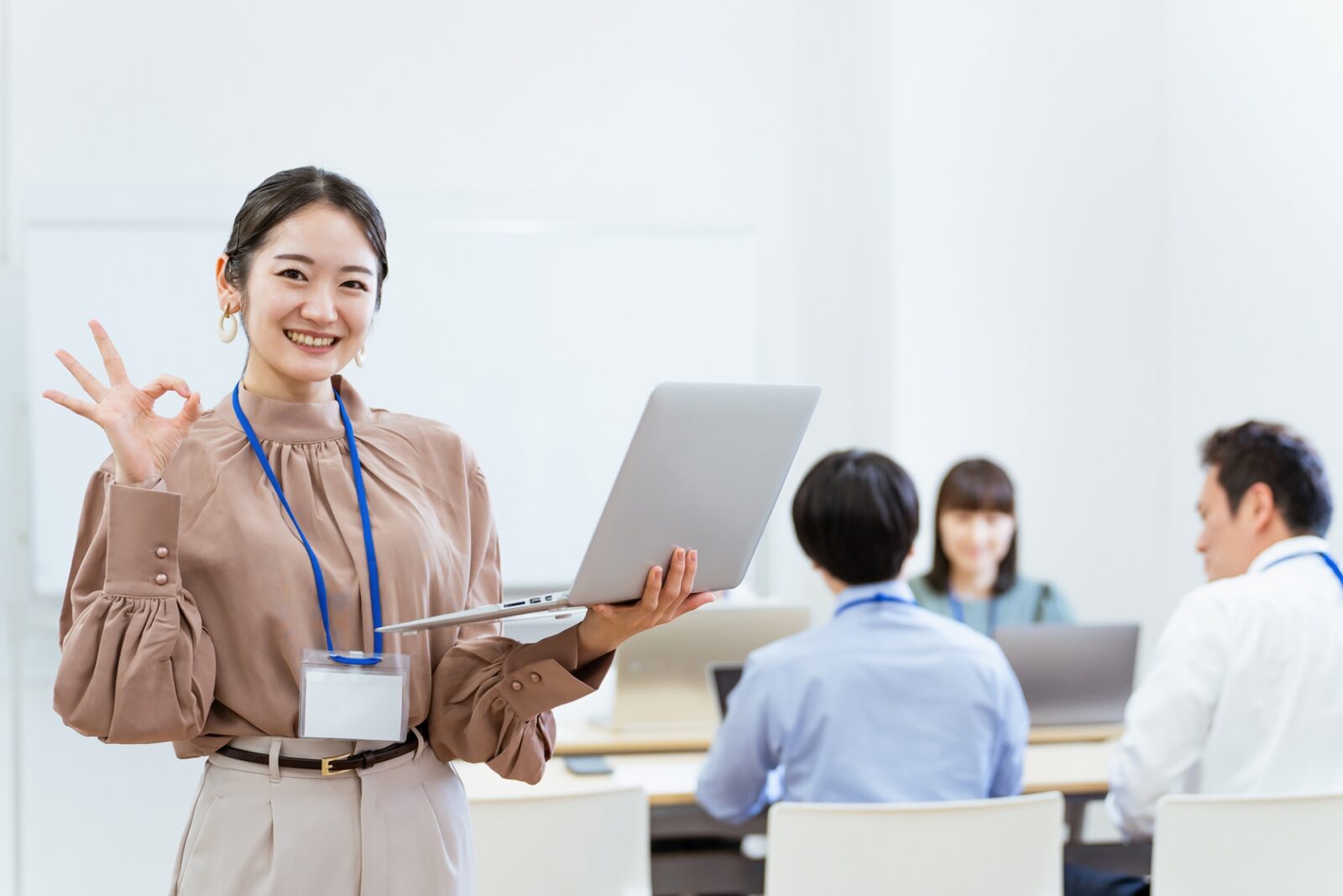 笑顔の事務職員女性